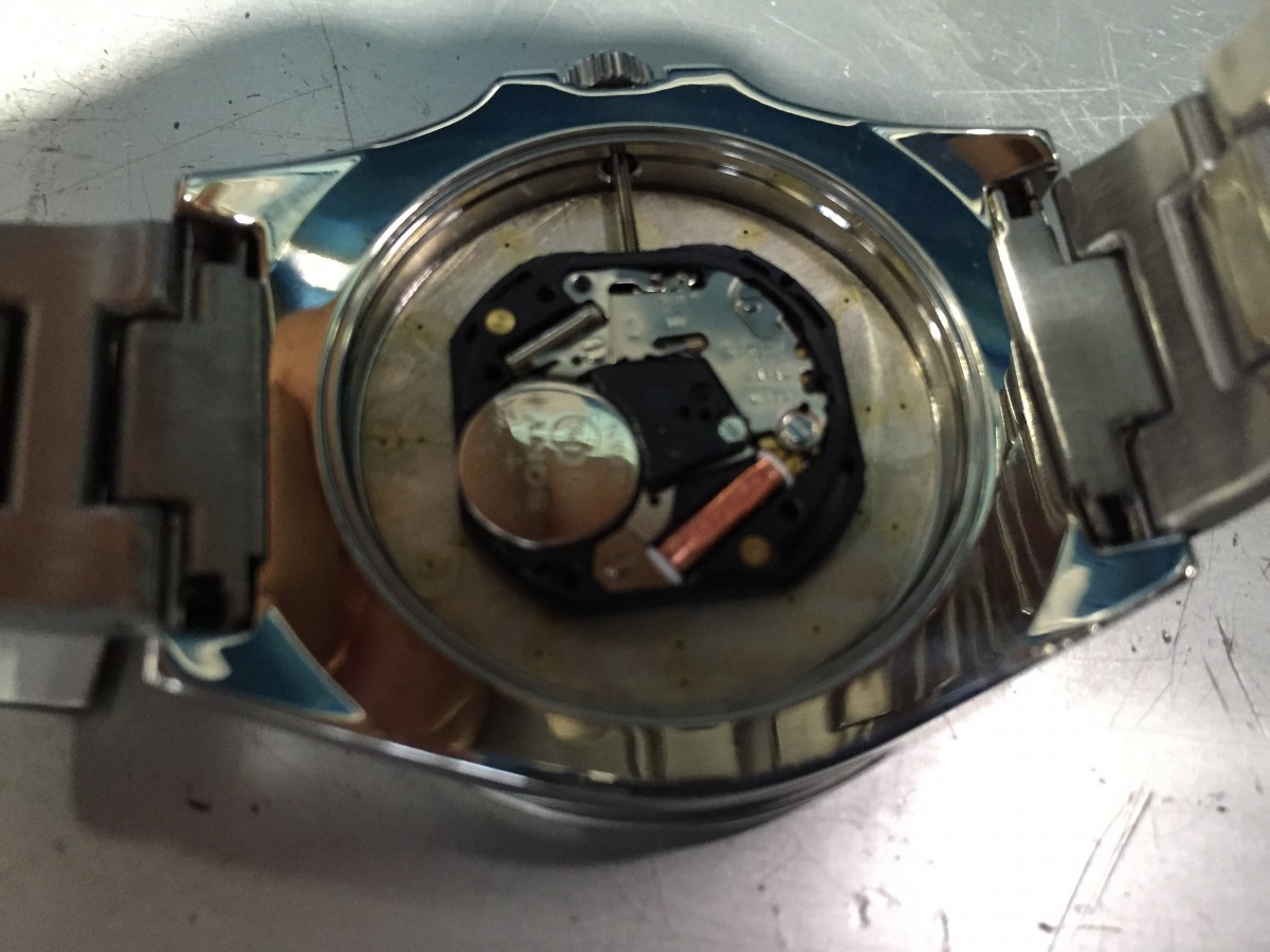 GUESS ゲス】腕時計の分解 裏蓋の取外しと、電池交換の方法 [W12578G1 